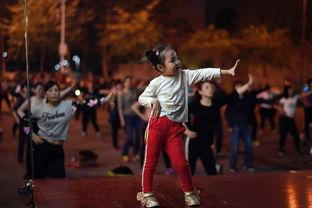 成人广场舞群舞优秀视频,广场舞群舞风采展示