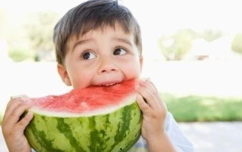 三胞胎小孩吃瓜视频,萌态十足引网友热议