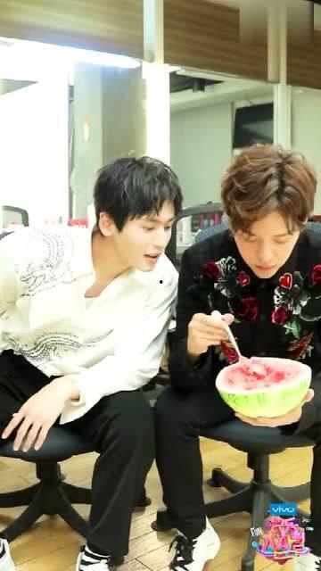 与朋友一起吃瓜搞笑视频,与好友共享搞笑视频时光