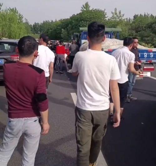 堵车吃瓜视频,吃瓜群众围观堵车奇观