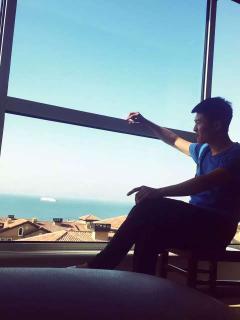 吃瓜群众摔倒视频,网友热议安全意识